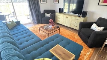 Smart TV, fireplace, table tennis, stereo