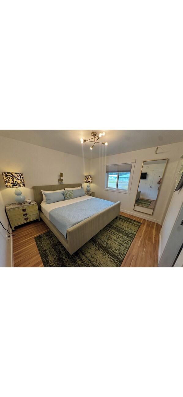 Room - Pet friendly, 3 bed/2ba home minutes from downtown/Ivy House/beach/bike trail. (Saugatuck)