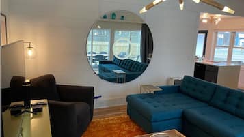 Smart-TV, peis, bordtennis og stereoanlegg