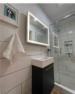 Shower, hair dryer, towels, soap - Pet friendly, 3 bed/2ba home minutes from downtown/Ivy House/beach/bike trail. (Saugatuck)