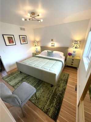 3 bedrooms, iron/ironing board, free WiFi, bed sheets - Pet friendly, 3 bed/2ba home minutes from downtown/Ivy House/beach/bike trail. (Saugatuck)