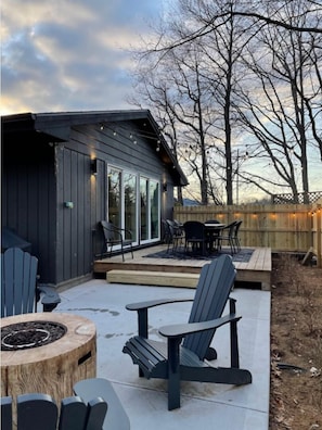 Outdoor dining - Pet friendly, 3 bed/2ba home minutes from downtown/Ivy House/beach/bike trail. (Saugatuck)