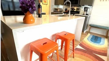 Mikrobølgeovn, ovn, kokeplater og oppvaskmaskin