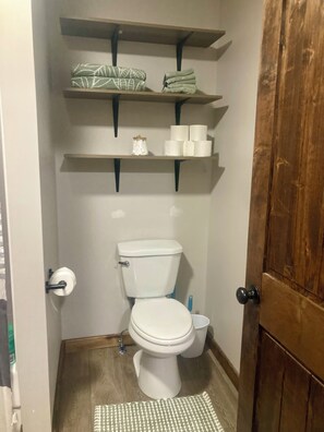 تجهيزات دش، مجففات شعر، مناشف، صابون