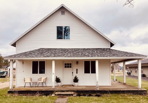 The White House…a lovely family friendly 4-bedroom house with WiFi in Kalkaska
