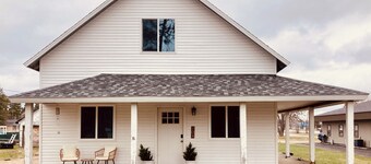 The White House…a lovely family friendly 4-bedroom house with WiFi in Kalkaska