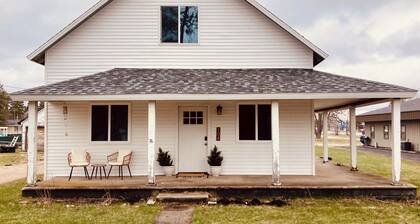 The White House…a lovely family friendly 4-bedroom house with WiFi in Kalkaska