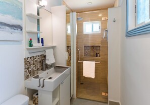 Doccia, asciugacapelli, asciugamani, sapone