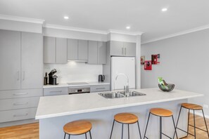 Fridge, microwave, oven, stovetop - Apres - Dog Friendly (Mansfield)