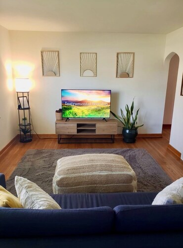 Charming 2-bedroom house with AC, WiFi in tranquil Camp Hill