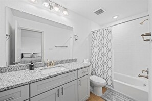 Een haardroger, handdoeken, zeep, shampoo