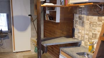 Køleskab, mikrobølgeovn, kogeplade, kaffe-/temaskine