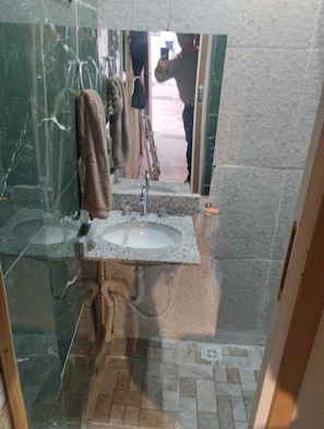 Dusche, Seife, Toilettenpapier