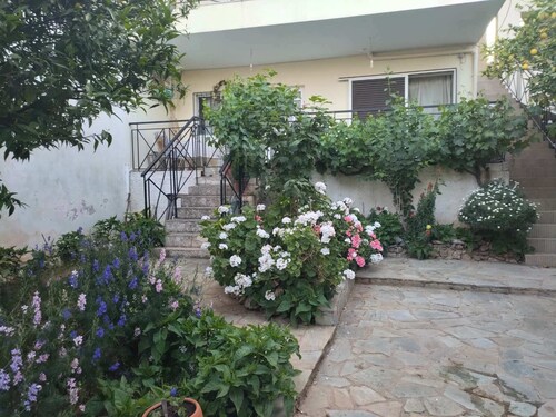Chic 1-bedroom apartment near Athens airport with AC, WiFi