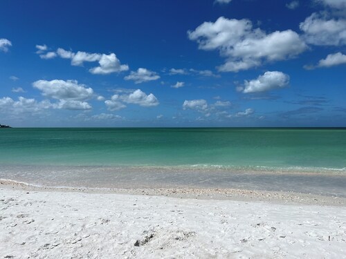 Quaint Studio on gorgeous Lido Key Beach in Sarasota.