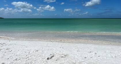 Quaint Studio on gorgeous Lido Key Beach in Sarasota.