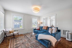 Smart TV, books - Walk to Town, Sauna + Cold Plunge, Chef’s Kitchen, Central AC, Backyard (Stonington)