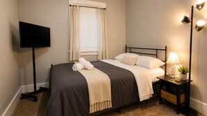 2 bedrooms, iron/ironing board, WiFi, bed sheets - Charming 2-bedroom apartment in delightful Dearborn - no kitchen and no shower (Dearborn)
