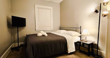 Charming 2-bedroom apartment in delightful Dearborn - no kitchen and no shower