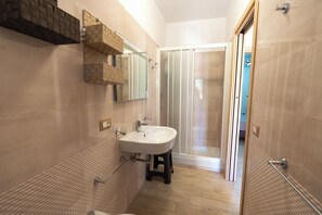 Regadera, secadora de cabello, bidet, toallas 