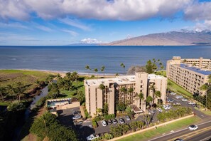 Un hôtel doté d’un parking, d’une piscine et offrant une vue sur l’océan.
