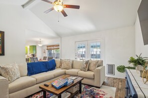 Smart TV, fireplace - Austin Getaway - Barton Creek, Downtown, Airport, Natural Springs Pool (Austin)