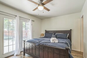 3 bedrooms, in-room safe, WiFi, bed sheets - Austin Getaway - Barton Creek, Downtown, Airport, Natural Springs Pool (Austin)