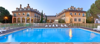 Peaceful Ávila Stay – Sophisticated Country Charm with On-Site Dining