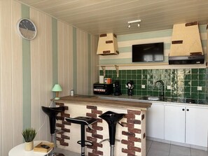 Geladeira, fogão, talheres/pratos/utensílios de cozinha