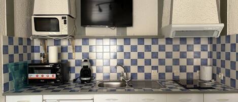 Fridge, microwave, oven, cookware/dishes/utensils