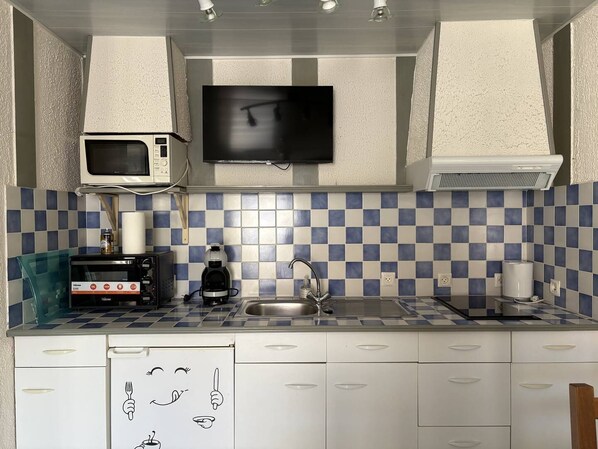 Kühlschrank, Mikrowelle, Ofen, Kochgeschirr/Geschirr/Besteck