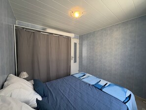 1 Schlafzimmer, Reisekinderbett