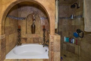 Haartrockner, HandtĂŒcher, Seife, Toilettenpapier