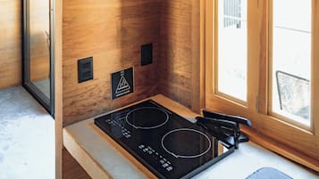 Design-hytte | Privat køkken | Minikøleskab, espressomaskine, køkkentøj/tallerkener/redskaber