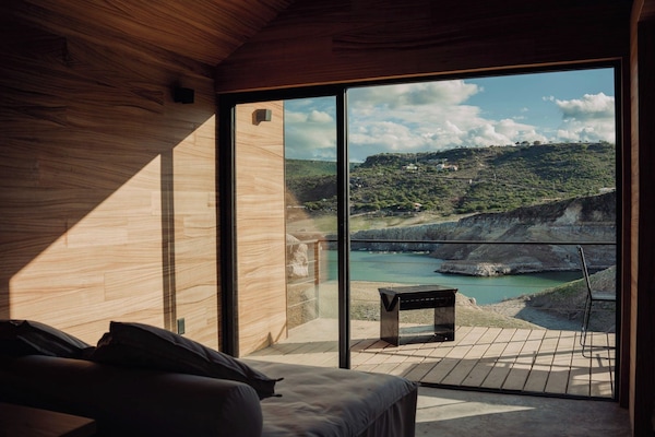 Cabaña clásica, balcón, vista al lago | Espacio para trabajar con laptop, wifi gratis y ropa de cama