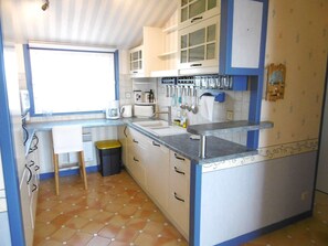 Kühlschrank, Geschirrspüler, Kochgeschirr/Geschirr/Besteck