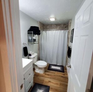 Dusche, Haartrockner, Handtücher, Shampoo