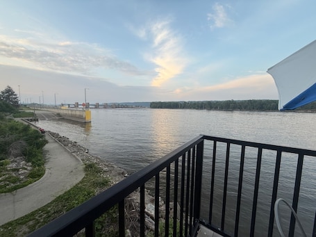 Property grounds. Hooks & Honkers Hideout - Cozy 2BR Retreat Near Mississippi River!