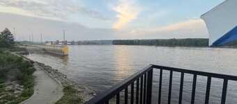 Hooks & Honkers Hideout - Cozy 2BR Retreat Near Mississippi River!