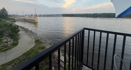 Hooks & Honkers Hideout - Cozy 2BR Retreat Near Mississippi River!