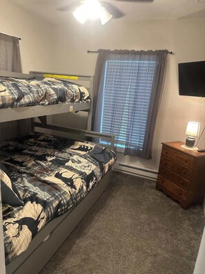 2 Schlafzimmer, Schreibtisch, Bügeleisen/Bügelbrett, Reisekinderbett