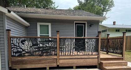 Hooks & Honkers Hideout - Cozy 2BR Retreat Near Mississippi River!