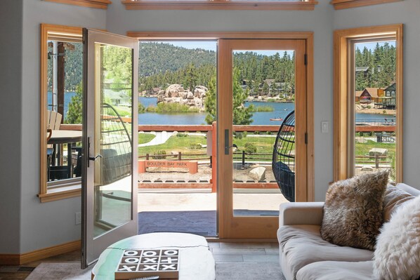 บ้านพัก, 3 ห้องนอน, นำสัตว์เลี้ยงเข้าได้, วิวทะเลสาบ | บริเวณนั่งเล่น | ทีวี