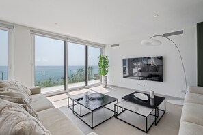 TV, fireplace - The Ivory Escape (Torreguadiaro)