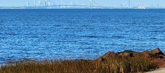 Welcome to Blue Haven: Comfort and Charm~Steps from the Beach!