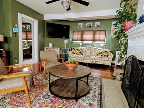 Una Smart TV, una chimenea