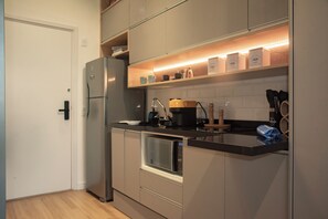 Réfrigérateur, micro-ondes, plaque de cuisson, cafetière/bouilloire