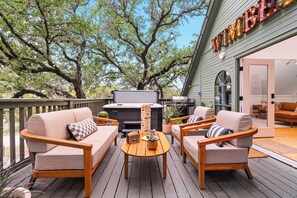 Terrace/patio - Downtown Wimberley Treehouse Retreat with Hot Tub (Wimberley)