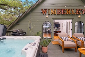 Terrace/patio - Downtown Wimberley Treehouse Retreat with Hot Tub (Wimberley)