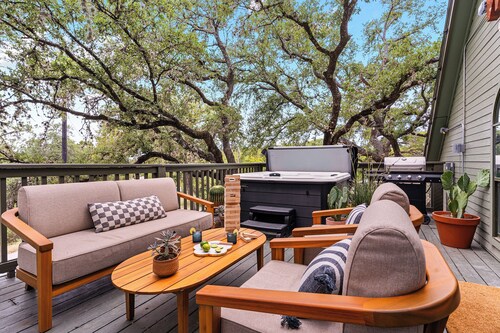 Downtown Wimberley Treehouse Retreat with Hot Tub
